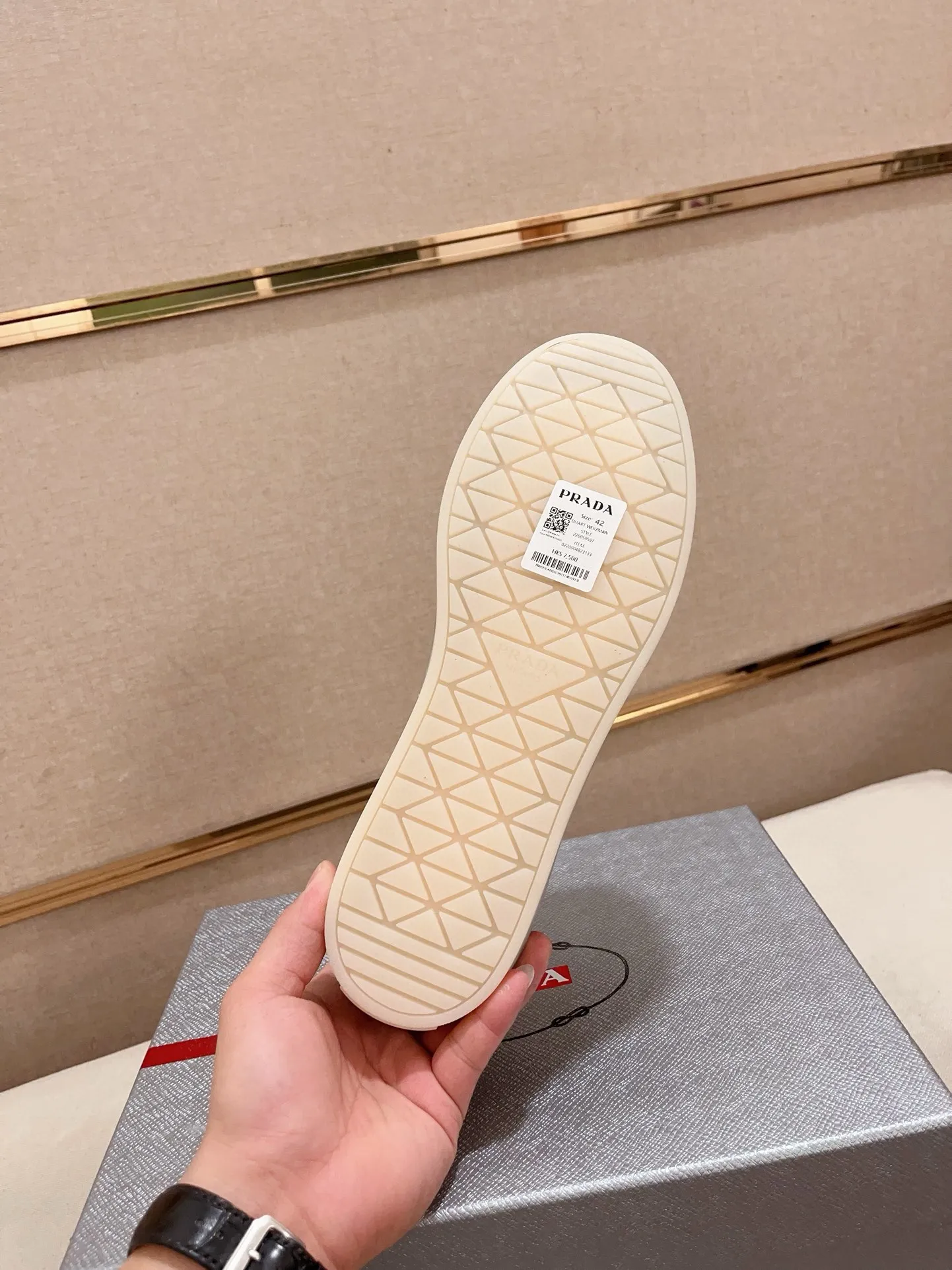Men's shoes 💰 540💰 ✔️✔️✔️Higher version High-quality new PRADA (Prada) counters are launched at the same time. The new men's shoes and 😘 fabrics are made of high-tech glue-making technology. Lining: Full cowhide lining. 👍🏿 High-end ☄️ air-cushion molded anti-slip rubber outsole, exquisite lines, simple and elegant, comfortable and high-end for leisure travel. Code number: 38 to 44 (45 can be customized and cannot be returned or exchanged)